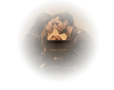Casal apaixonado presenteando a si mesmo com o Kit